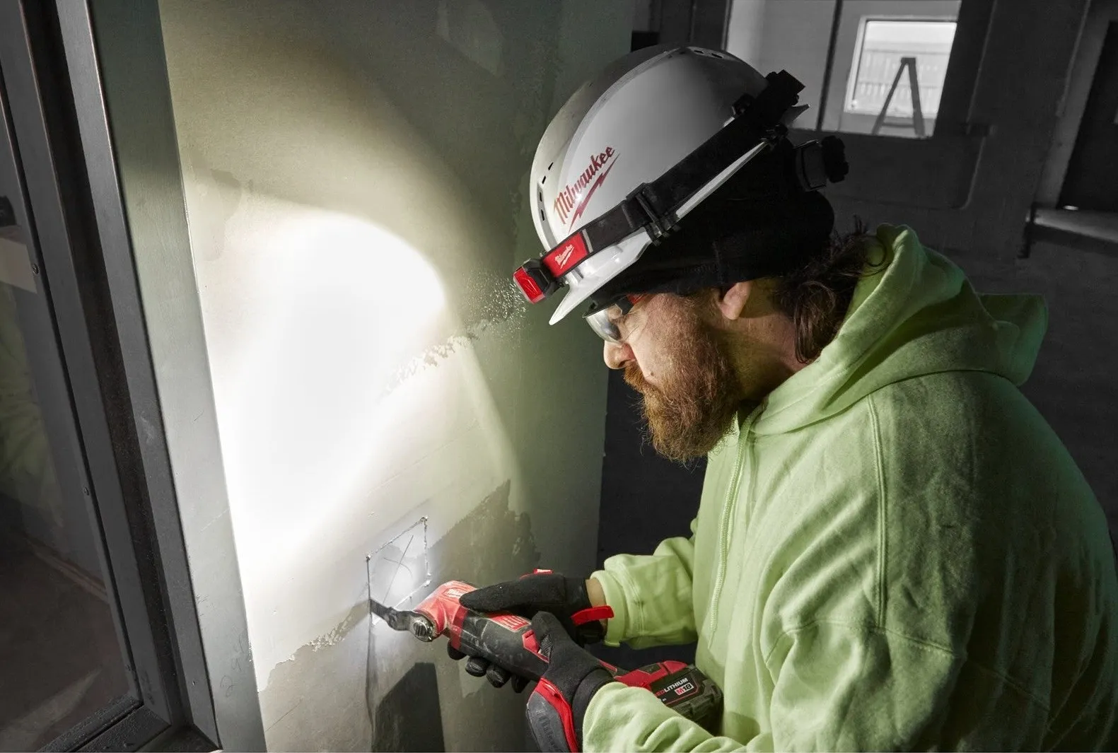 MILWAUKEE USBAKKUSTIRNLAMPE IR HL450